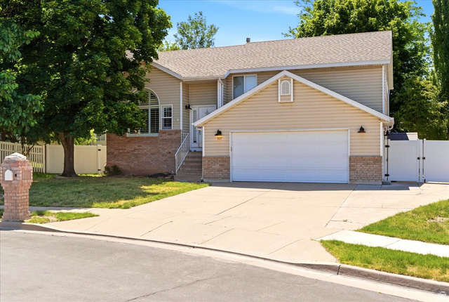 627 Fremont Circle Centerville, UT 84014 - Photo 3 of 34