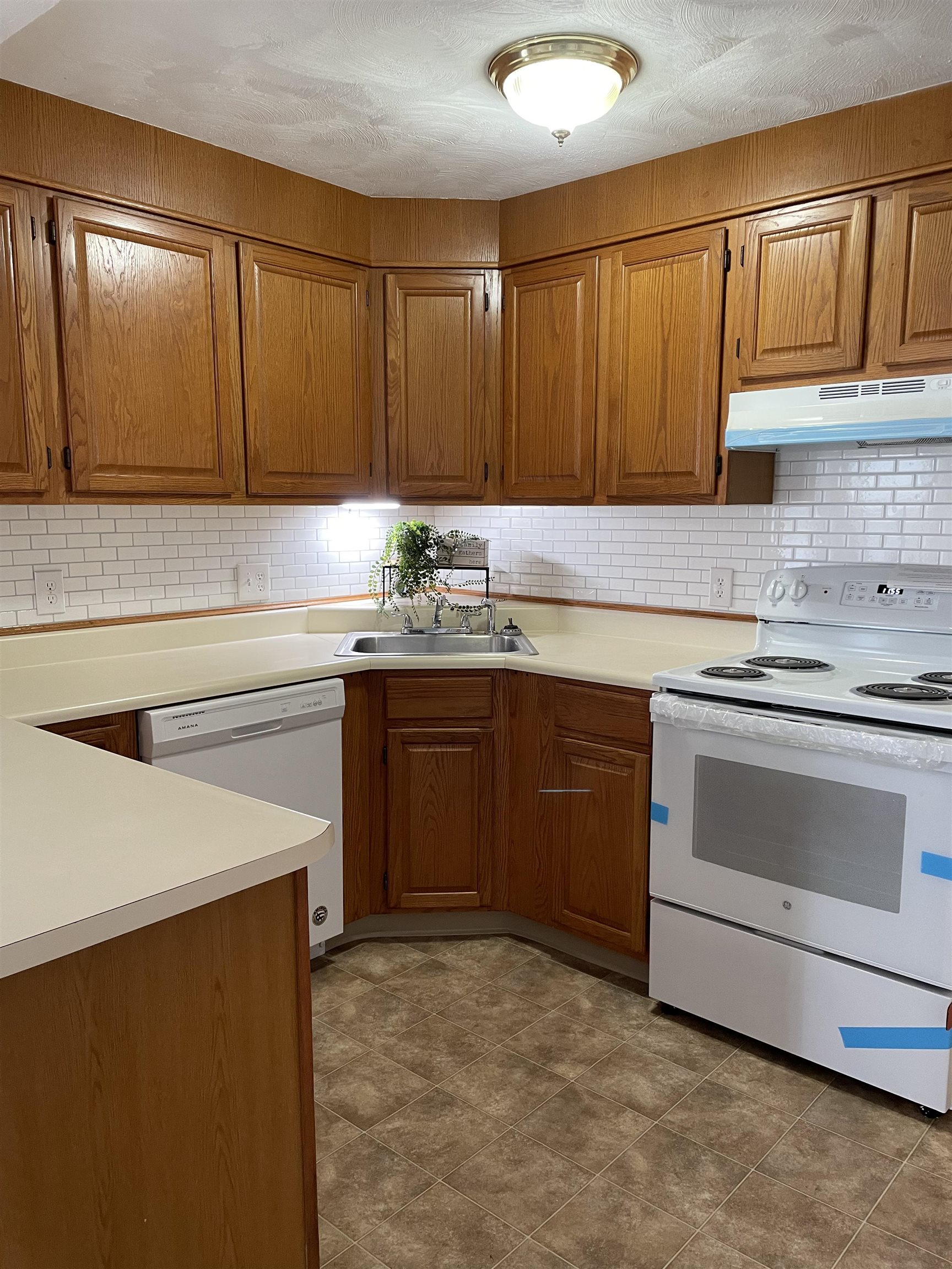 17 Leonard Street Rochester, NH 03867 - Photo 3 of 21