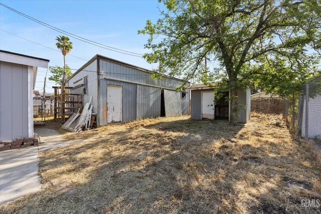 a view of a house with a yard and tree