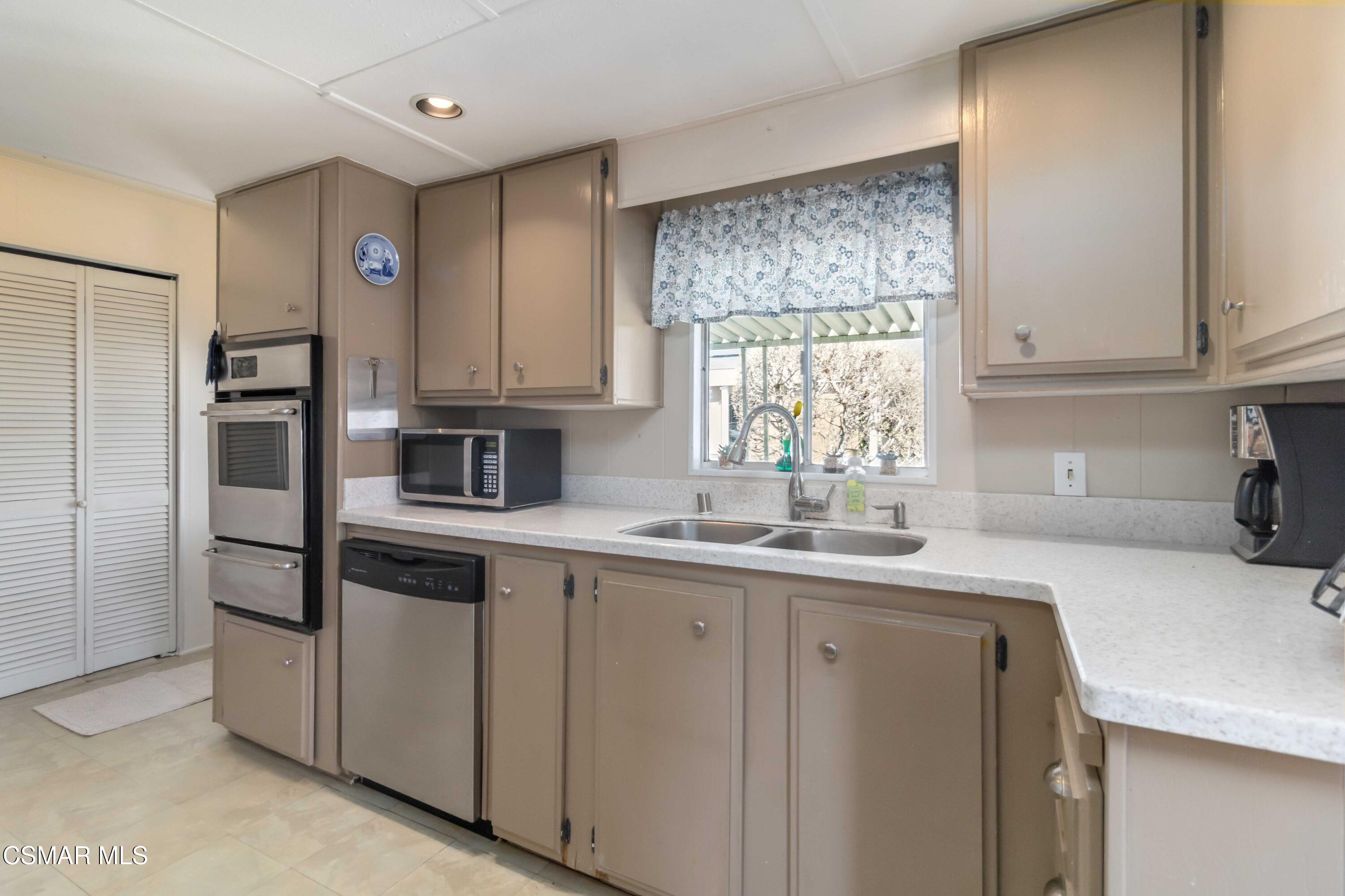 195 Tierra Rejada Road, Unit 204 Simi Valley, CA 93065 - Photo 27 of 46 027