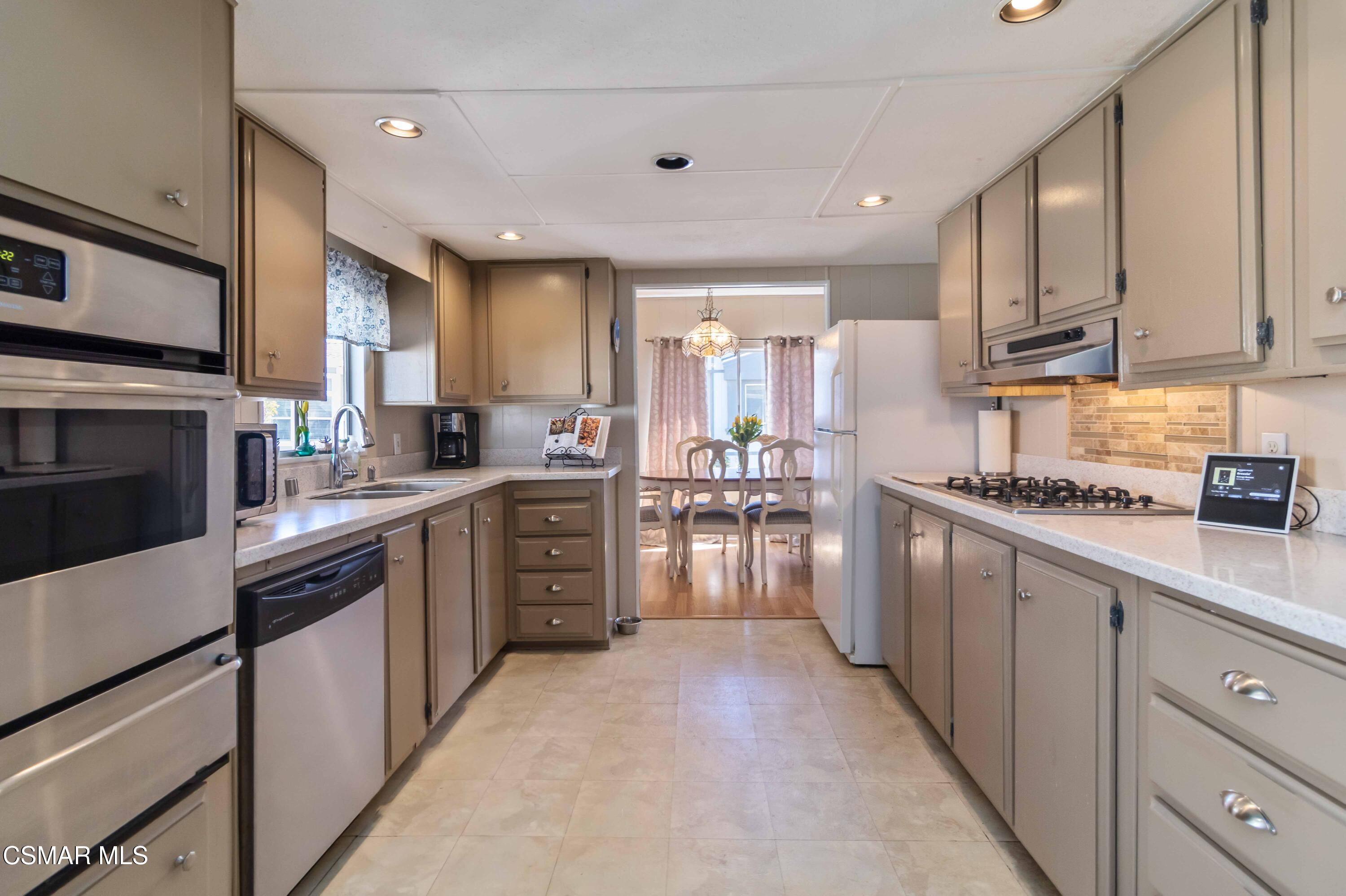 195 Tierra Rejada Road, Unit 204 Simi Valley, CA 93065 - Photo 30 of 46 024
