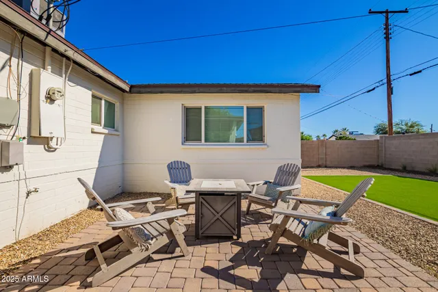 a view of a backyard