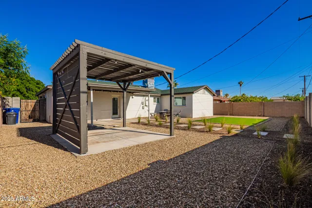 a view of a backyard