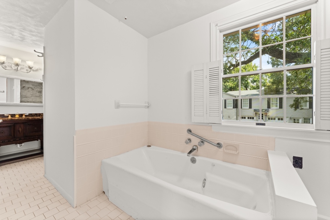 2534 Harris Boulevard Austin, TX 78703 - Photo 19 of 26 a bathroom with a bathtub and a sink