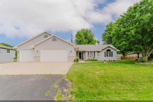 $379,900 | 620 Courtland Avenue, Oshkosh, WI 54901