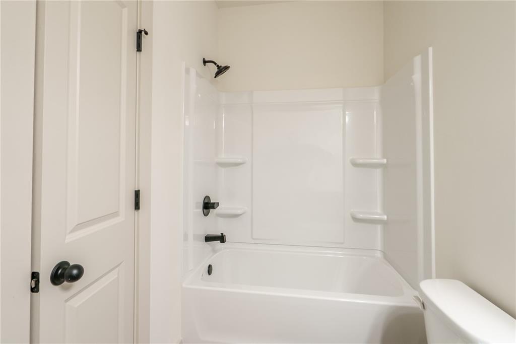 205 Squirrel Run Good Hope, GA 30641 - Photo 29 of 50 a bathroom with a bathtub