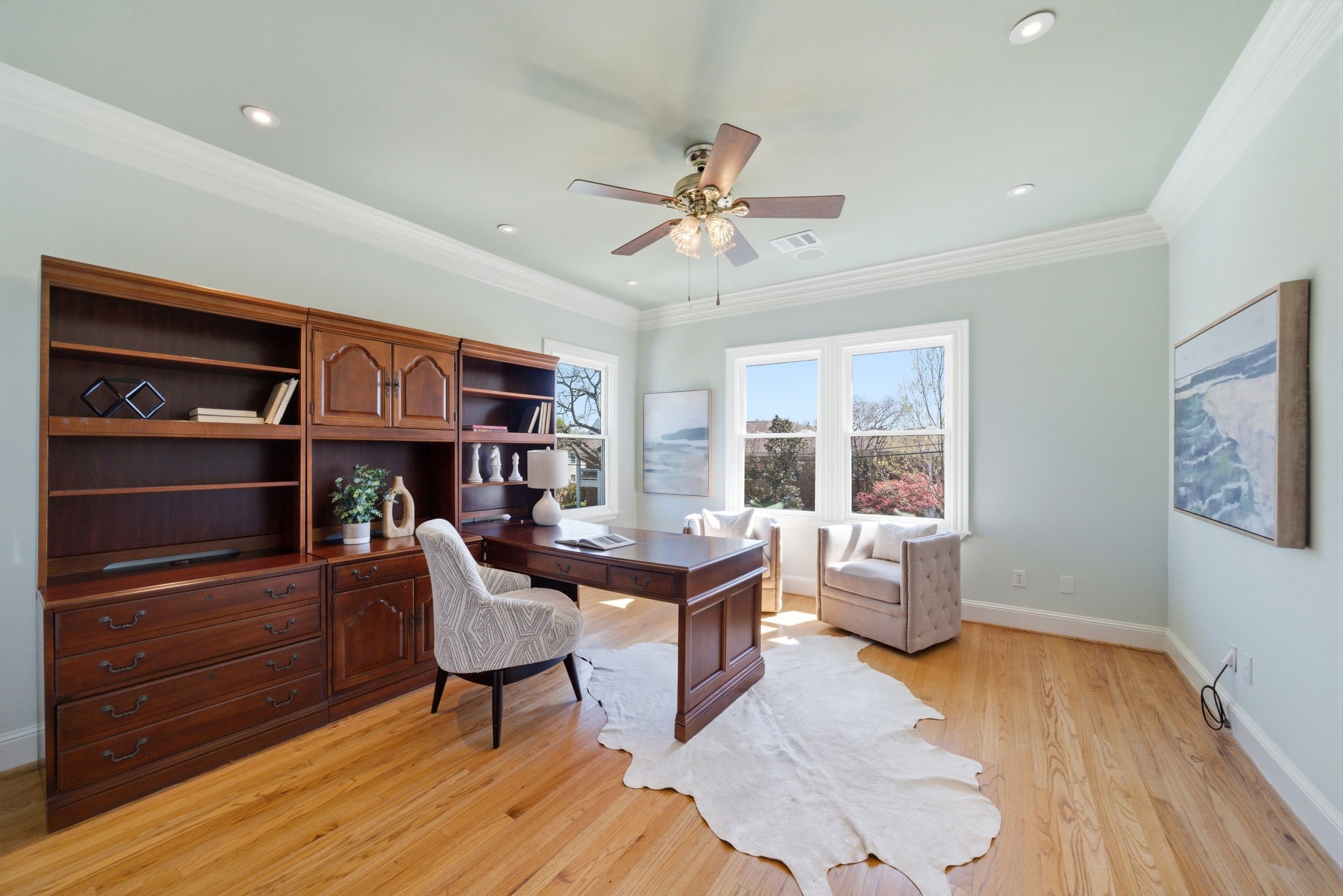 607 East 15th Street Houston, TX 77008 - Photo 23 of 50 Front bedroom that shares access to a charming balcony overlooking E 15th Street currently being used as a study.