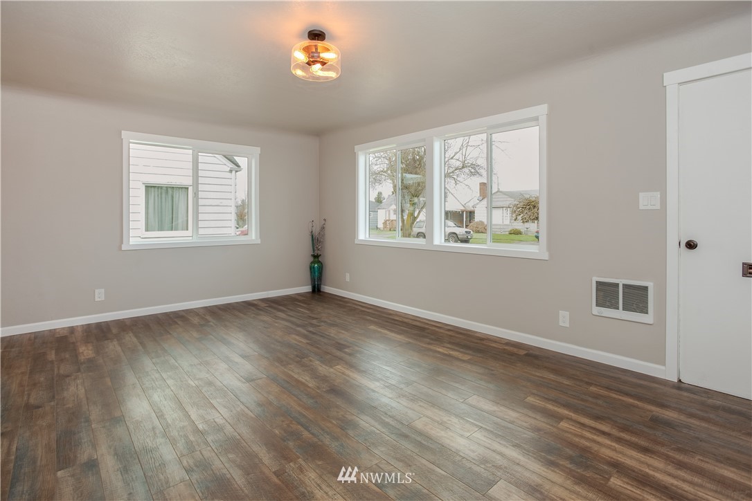 2925 Field Street Longview, WA 98632 - Photo 5 of 24 Gallery Image 5