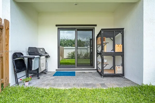 a view of yard with green space