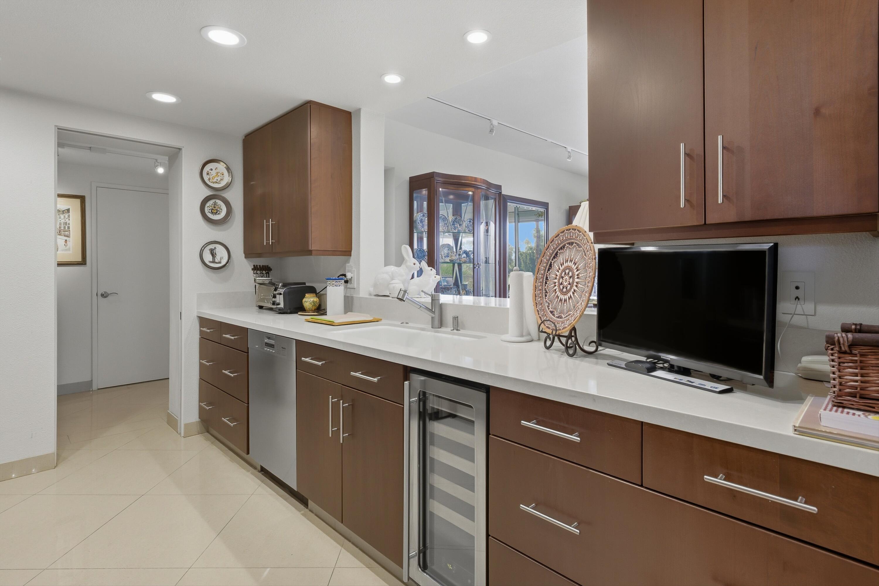 900 Island Drive, Unit 207 Rancho Mirage, CA 92270 - Photo 14 of 30 Kitchen