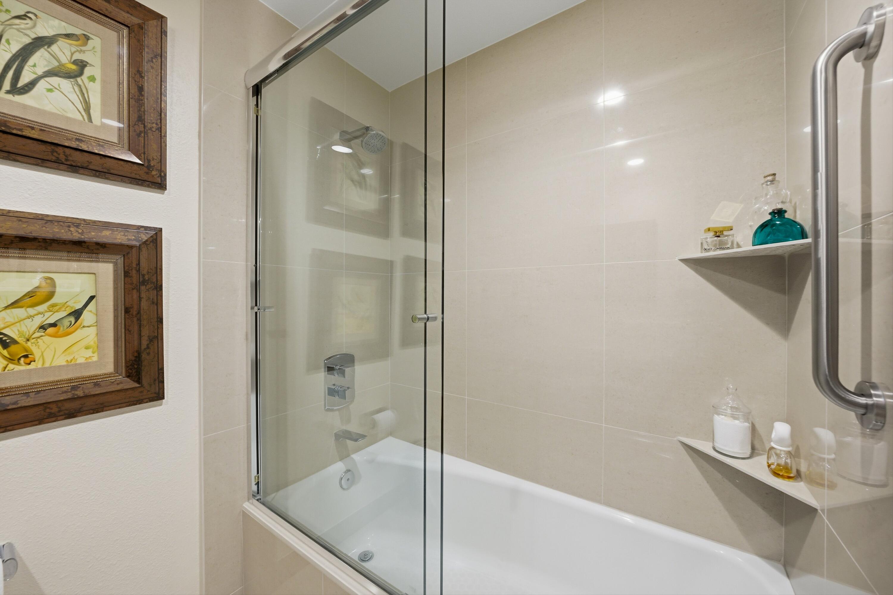 900 Island Drive, Unit 207 Rancho Mirage, CA 92270 - Photo 22 of 30 Primary Bathroom