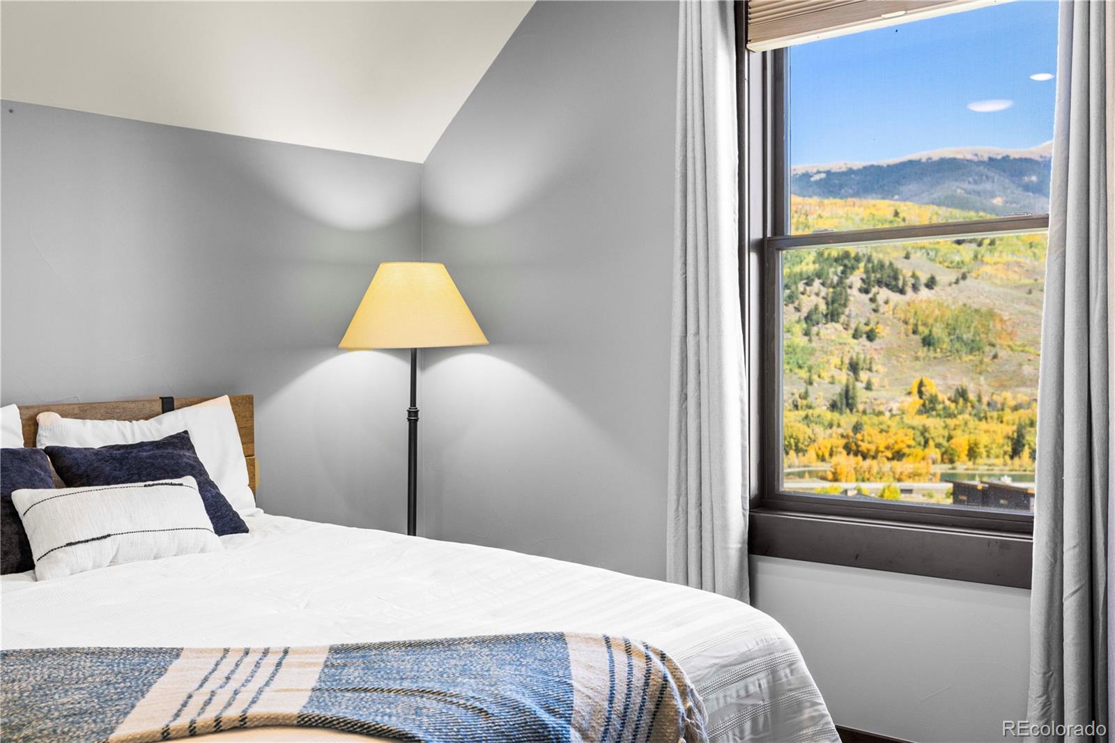 143 Beasley Road Silverthorne, CO 80498 - Photo 29 of 40 a bedroom with a bed and a lamp