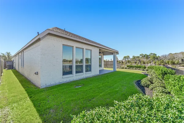 a view of a house with backyard