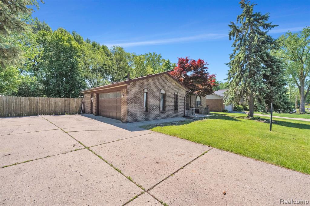 18823 Millar Road Clinton Township, MI 48036 - Photo 8 of 37