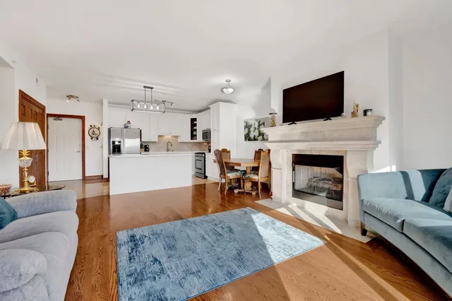 $525,000 | 145 South York Street, Unit 322, Elmhurst, IL 60126