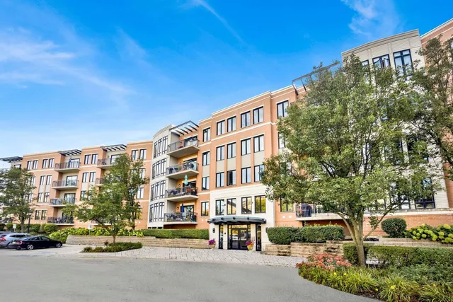 $525,000 | 145 South York Street, Unit 322, Elmhurst, IL 60126