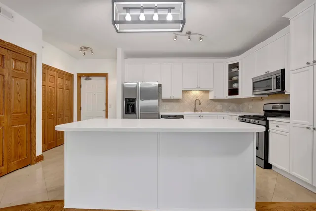 $525,000 | 145 South York Street, Unit 322, Elmhurst, IL 60126