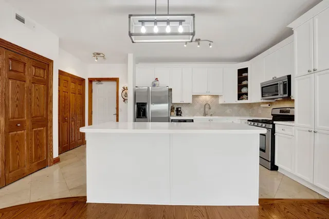 $525,000 | 145 South York Street, Unit 322, Elmhurst, IL 60126