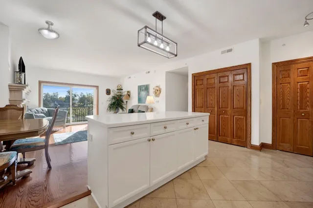 $525,000 | 145 South York Street, Unit 322, Elmhurst, IL 60126