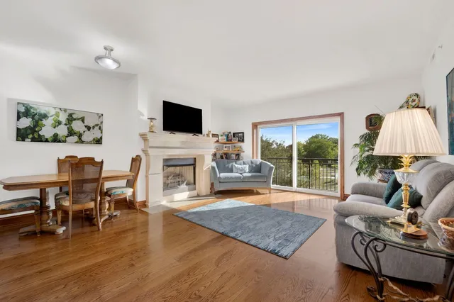 $525,000 | 145 South York Street, Unit 322, Elmhurst, IL 60126