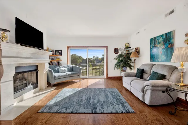 $525,000 | 145 South York Street, Unit 322, Elmhurst, IL 60126