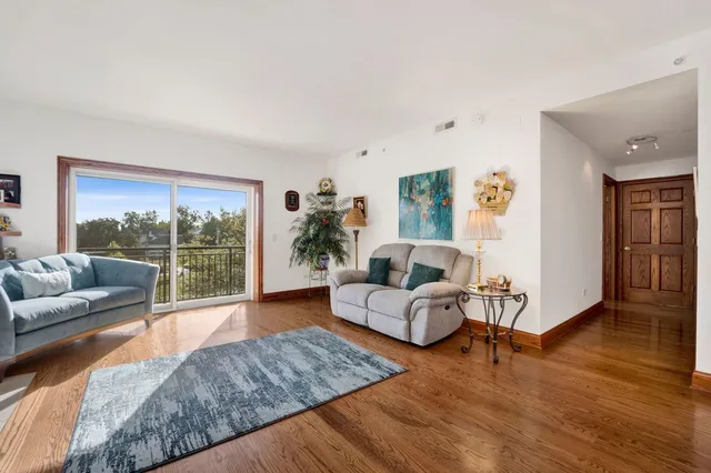 $525,000 | 145 South York Street, Unit 322, Elmhurst, IL 60126