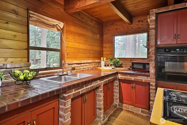 $835,000 | 6991 High Meadow Drive, Clinton, WA 98236