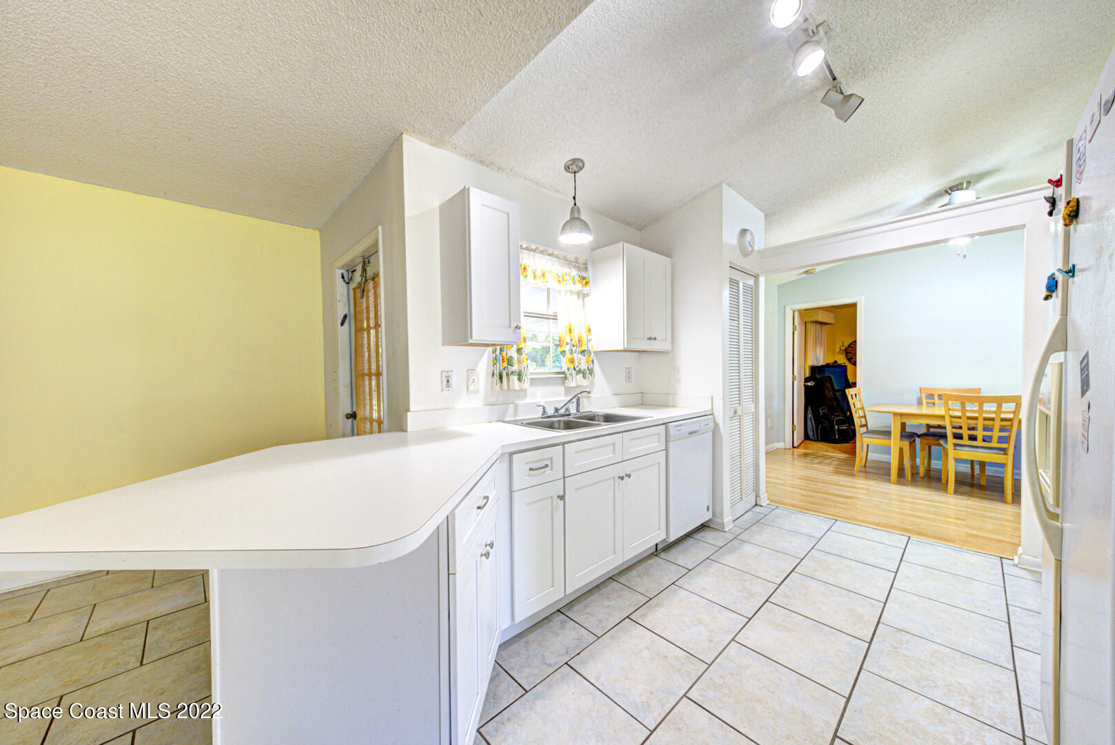 6457 Hunt Road Cocoa, FL 32927 - Photo 16 of 36 kitchen with counter bar