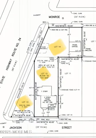 a view of a house with backyard and garden