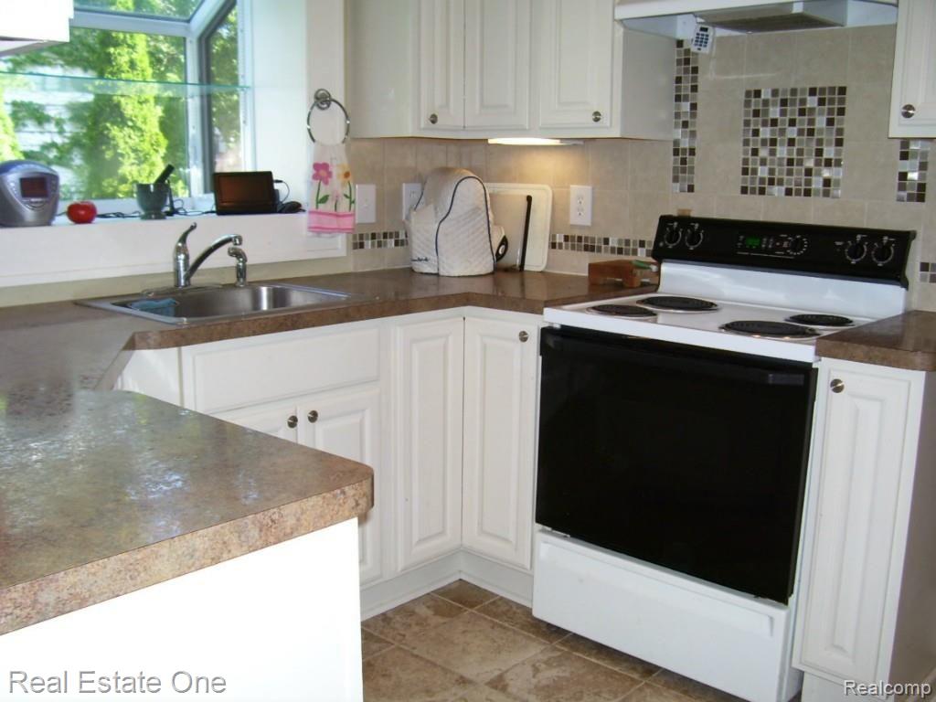 1533 Crooks Road Royal Oak, MI 48067 - Photo 17 of 30 100_1076.jpg