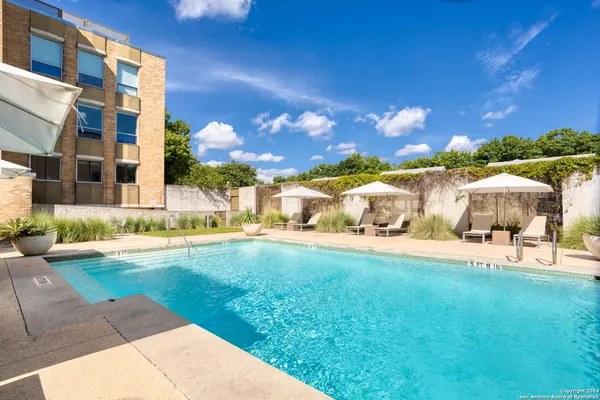 $679,000 | 1115 South Alamo Street, Unit 3204, San Antonio, TX 78210