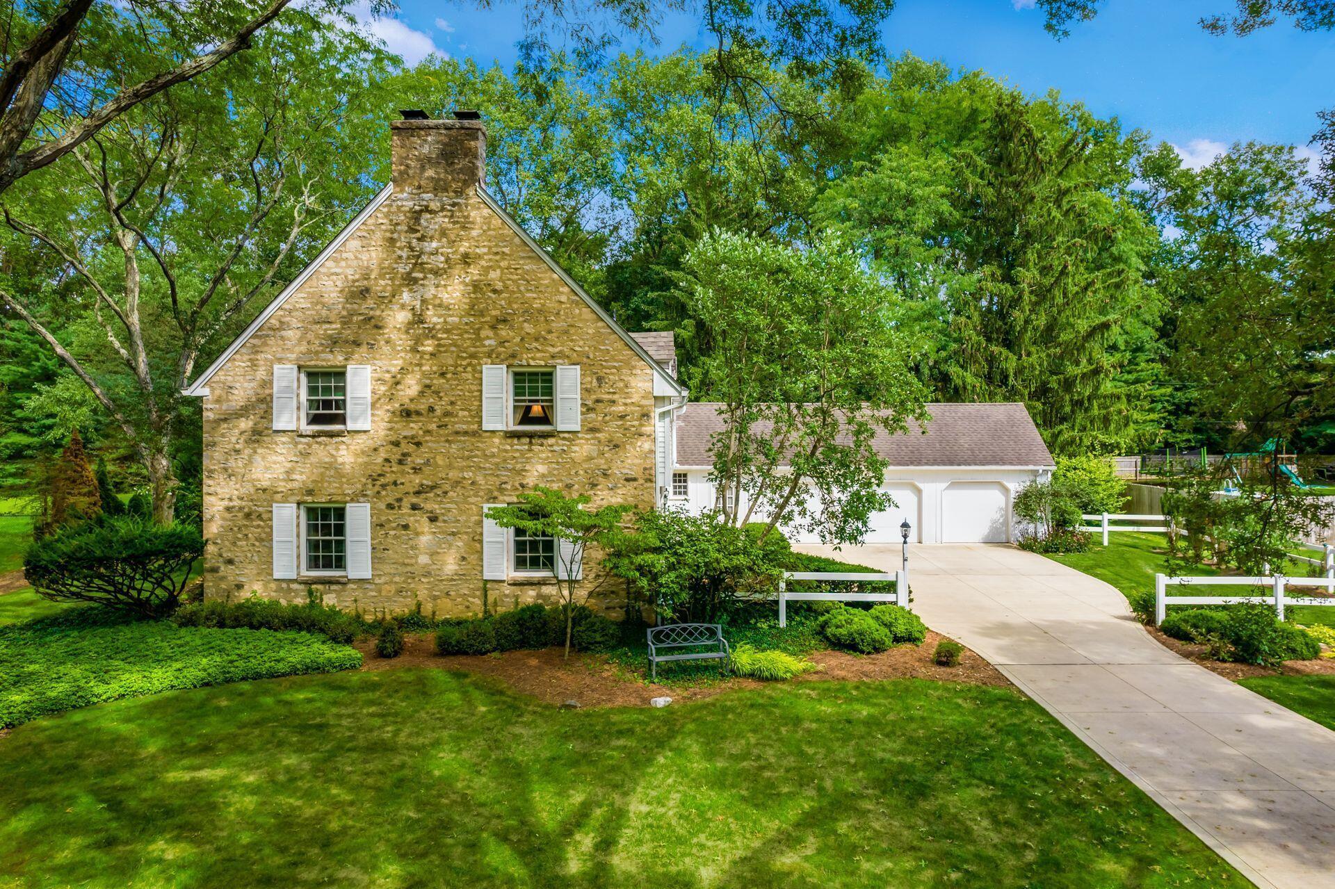 628 Old Farm Road Columbus, OH 43213 - Photo 2 of 71 Front Drone