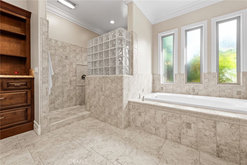 670 Pinnacle Ridge Road Riverside, CA 92506 - Photo 40 of 75 a view of bathroom with bathtub and shower