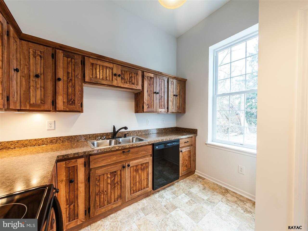 664 Greenbriar Road York, PA 17404 - Photo 10 of 32 Gallery Image 10