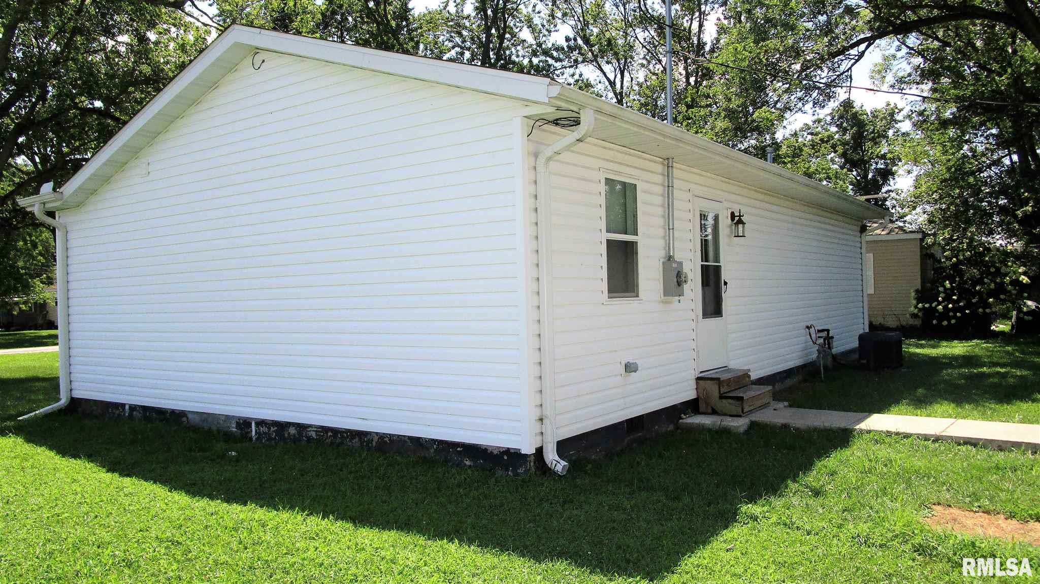 802 Martin Street Flora, IL 62839 - Photo 3 of 43 Gallery Image 3