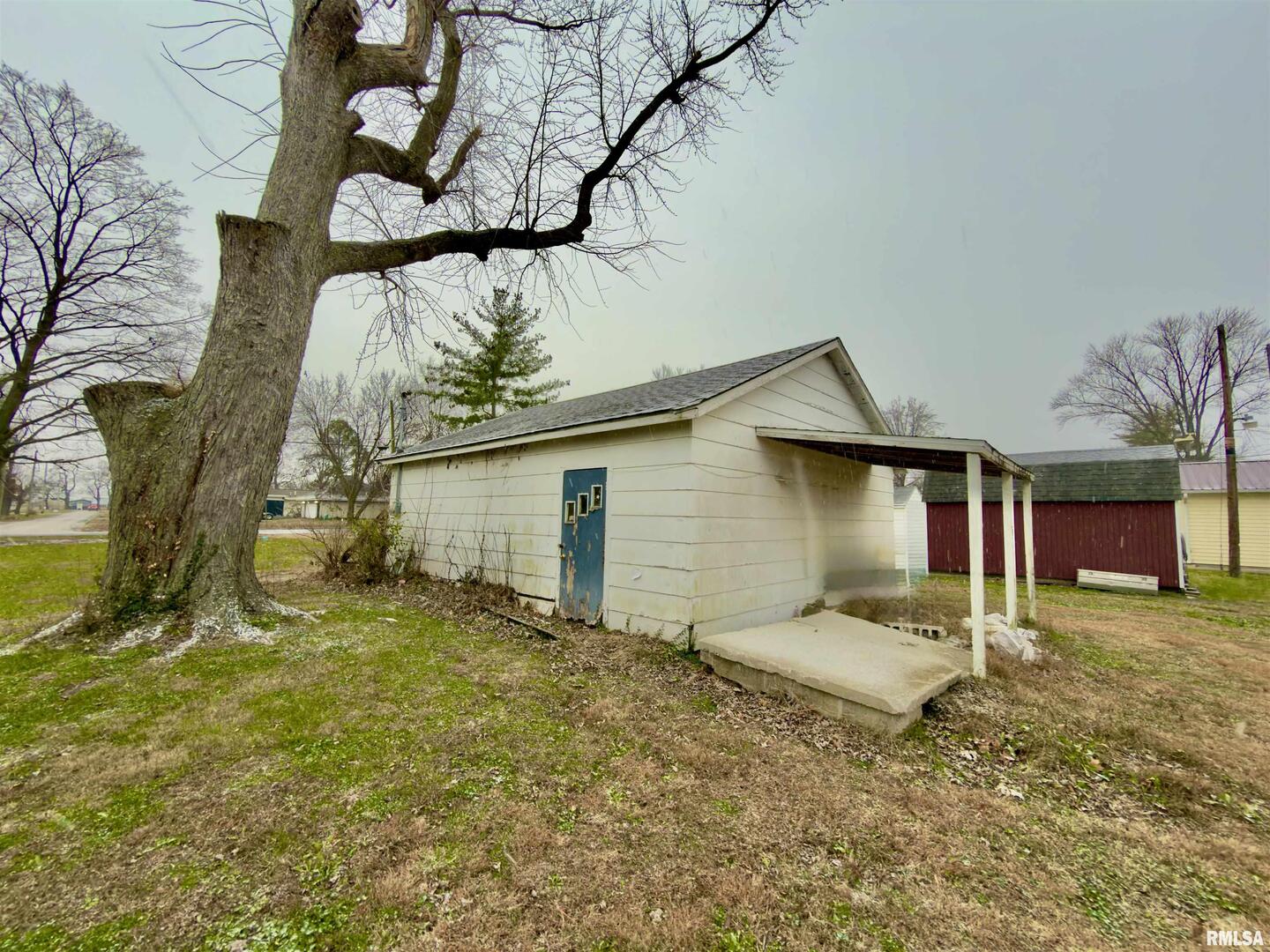 901 East 3rd Street Flora, IL 62839 - Photo 6 of 8 a house that has a tree in front of it