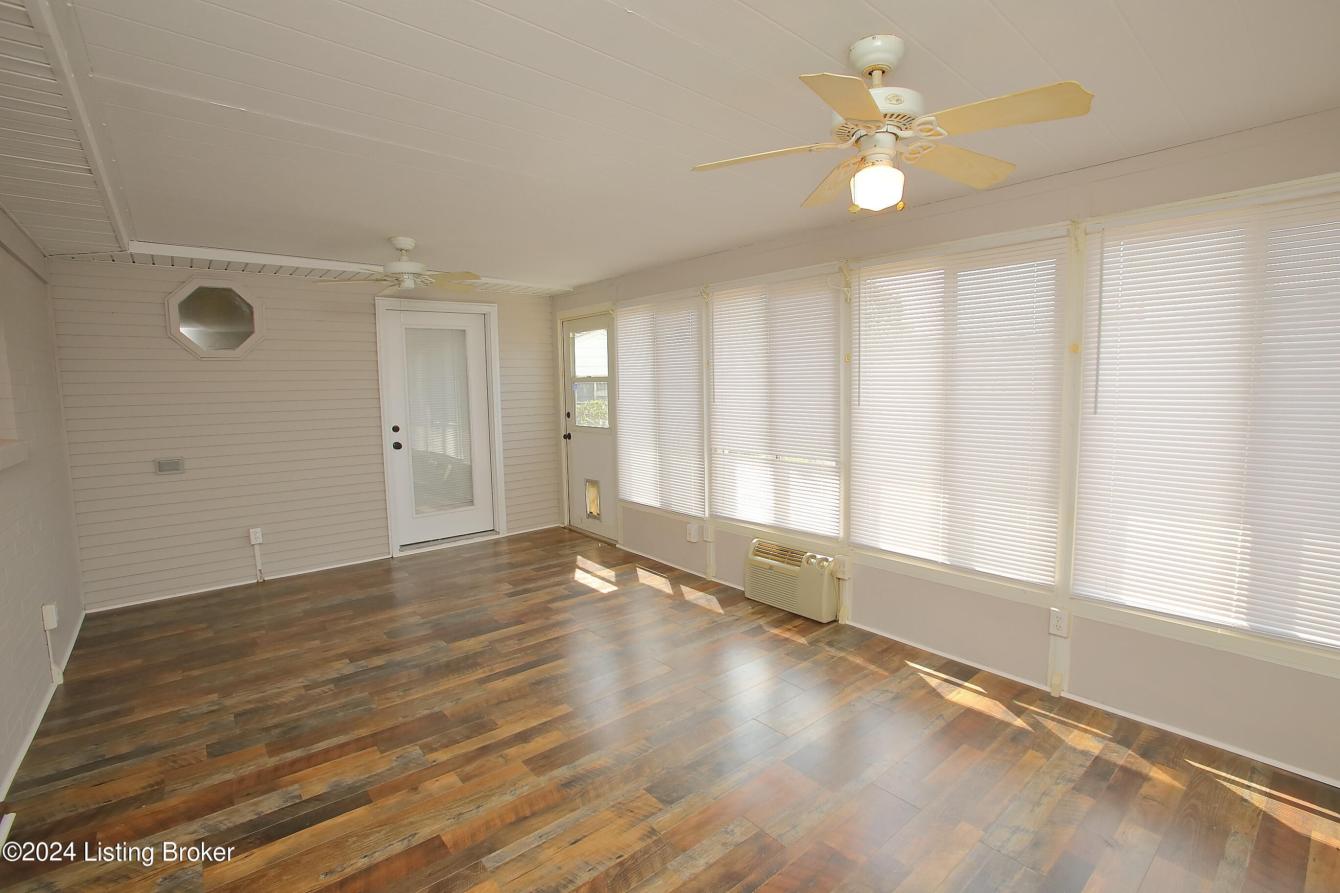 123 Clover Road Louisville, KY 40229 - Photo 17 of 43 Sunroom