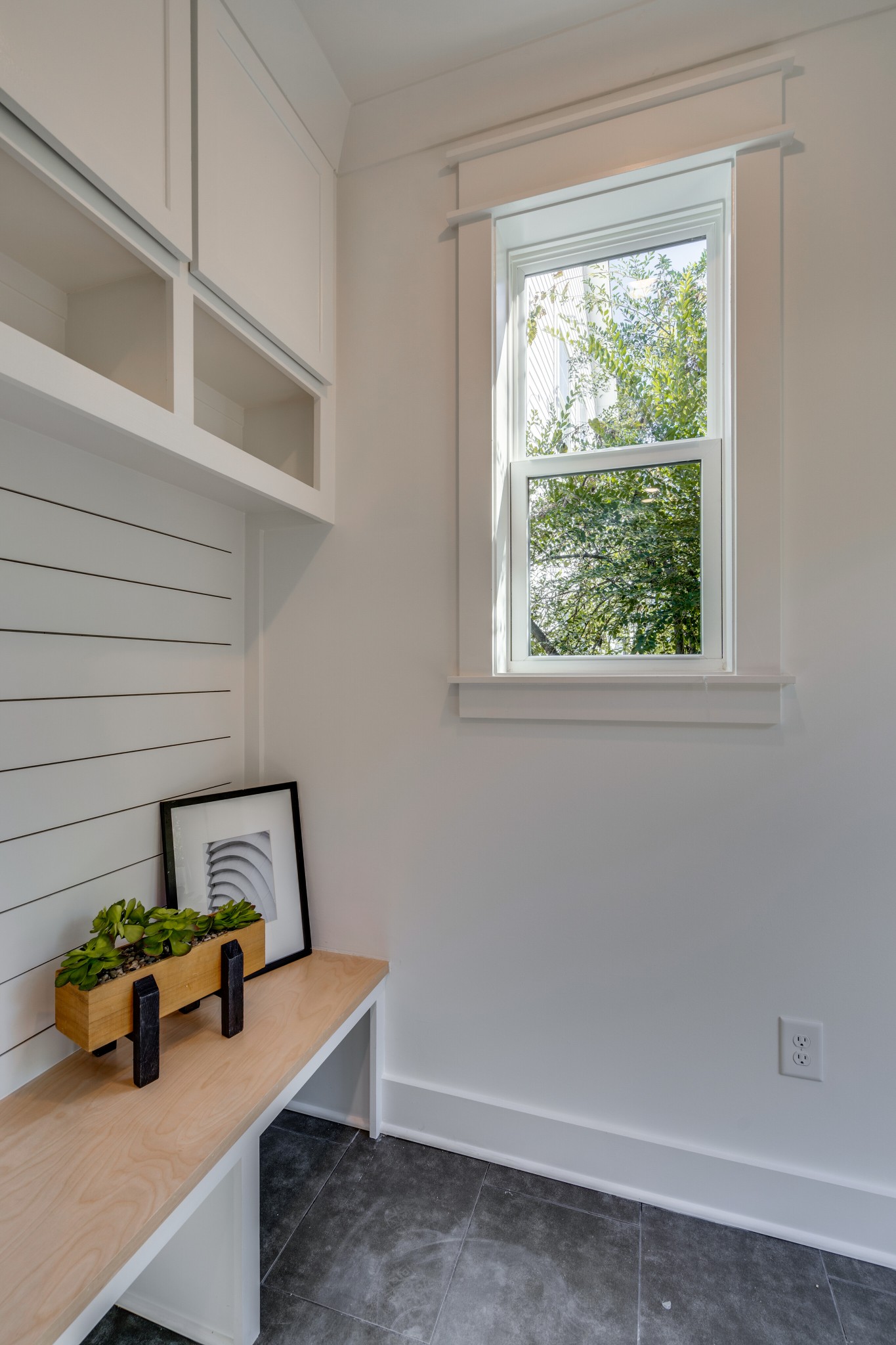 411 High Street Nashville, TN 37211 - Photo 16 of 32 a room with a window