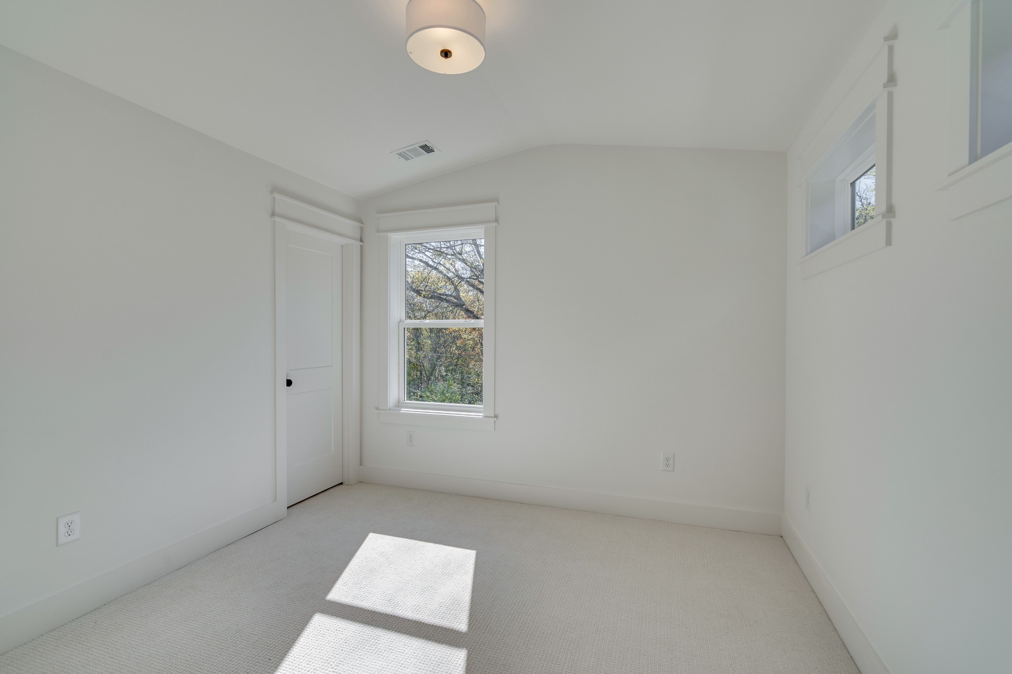 411 High Street Nashville, TN 37211 - Photo 28 of 32 an empty room with a window