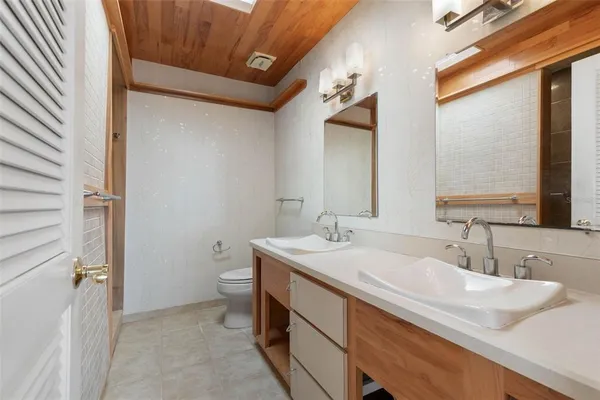 a view of an empty room with a ceiling fan