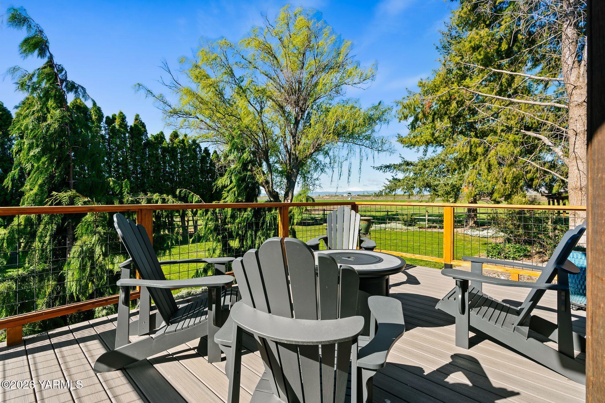 2550 Kays Road Wapato, WA 98951 - Photo 35 of 52 a view of a chairs and table in the balcony