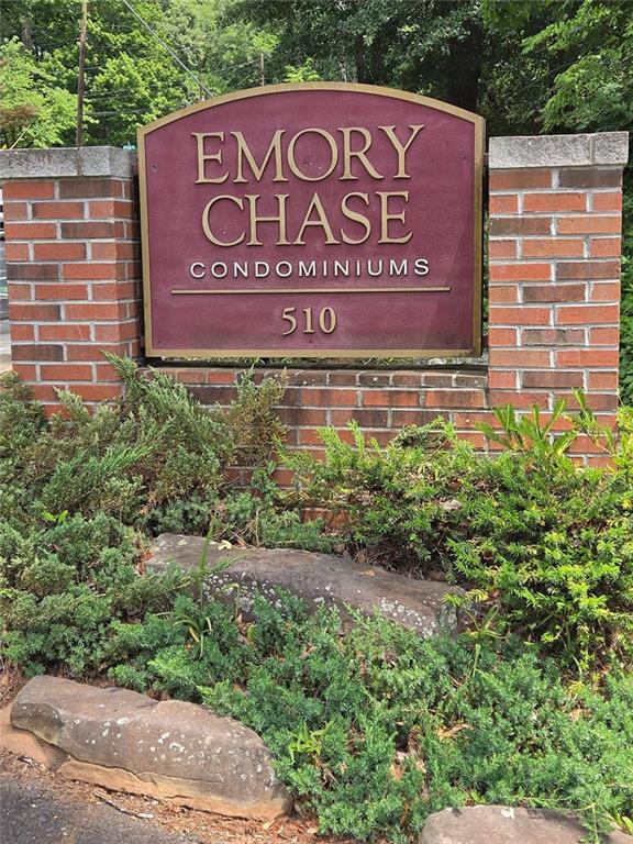 a sign that is sitting on a brick wall