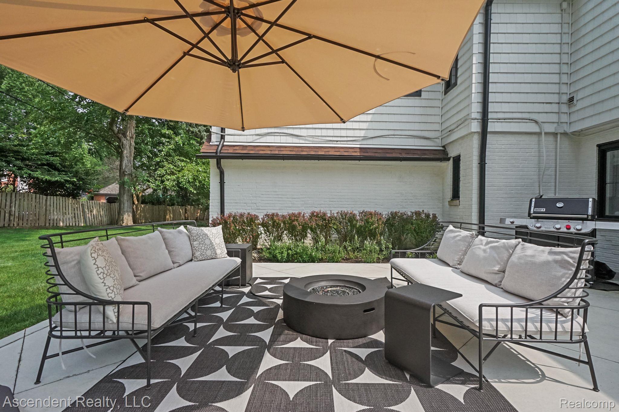 2664 Amberly Road Bloomfield Hills, MI 48301 - Photo 35 of 44 Rear yard patio