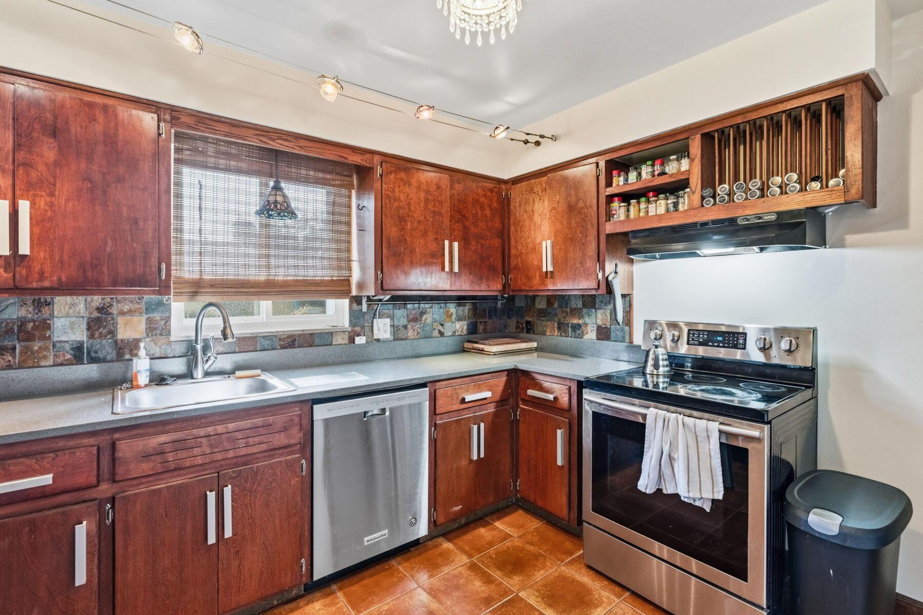 2827 Dover Road Columbus, OH 43209 - Photo 7 of 27 Kitchen w/Stainless Steel Appliances