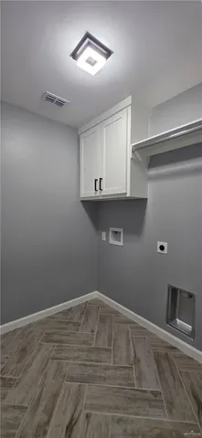 a view of a livingroom with a ceiling fan