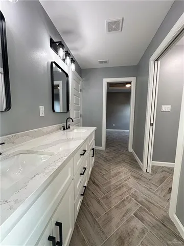 a view of a livingroom with a ceiling fan