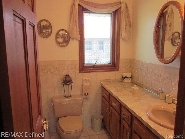 2541 Meadowview Court Rochester, MI 48306 - Photo 15 of 24 Powder Room