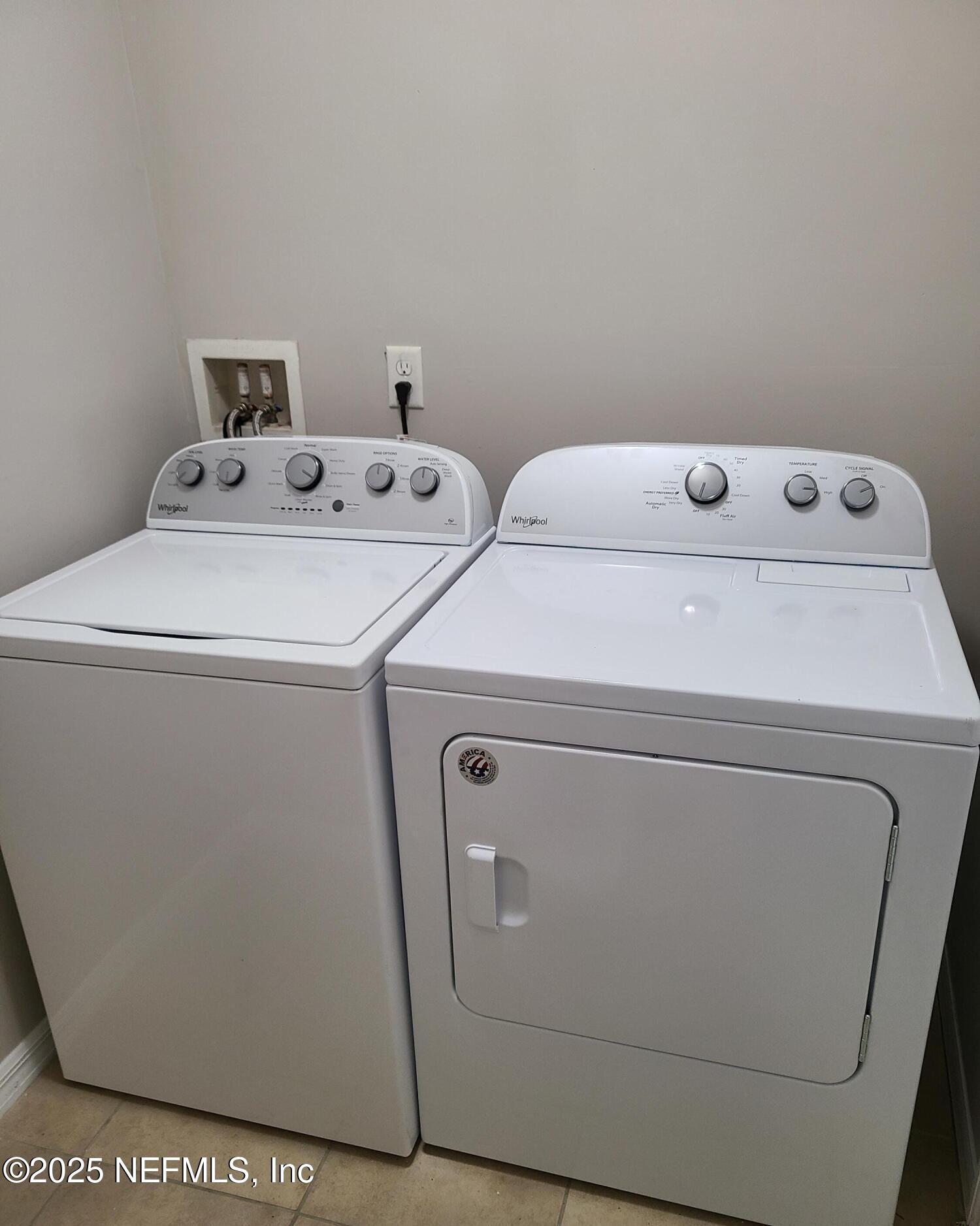 5239 Cruz Road Jacksonville, FL 32207 - Photo 30 of 33 31_Back Property - Indoor Laundry