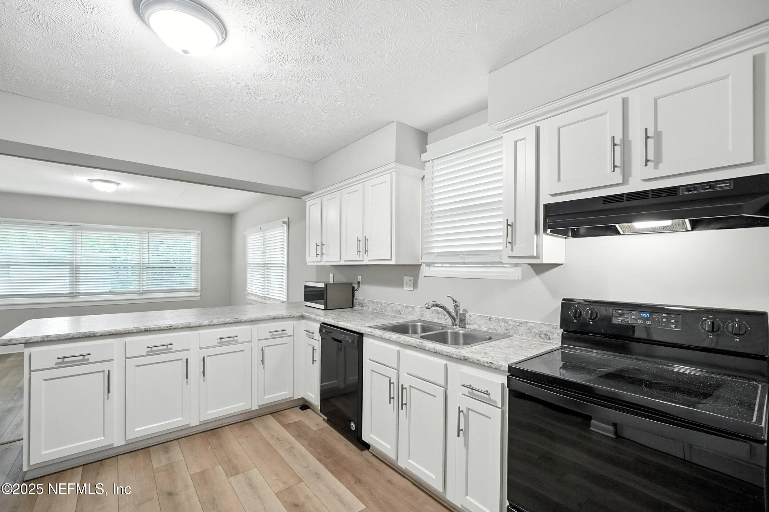 5239 Cruz Road Jacksonville, FL 32207 - Photo 7 of 33 7_Kitchen