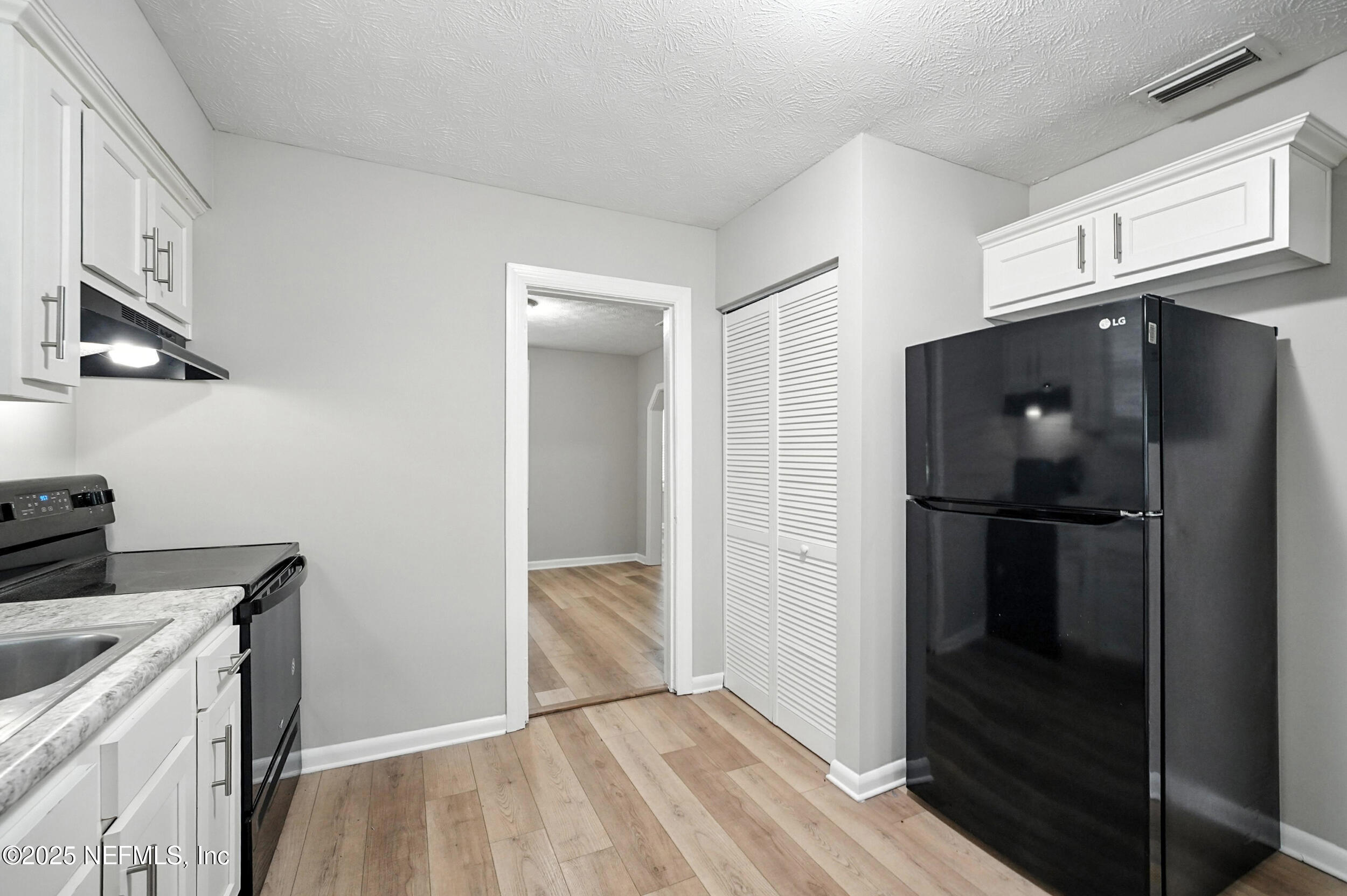 5239 Cruz Road Jacksonville, FL 32207 - Photo 8 of 33 8_Kitchen